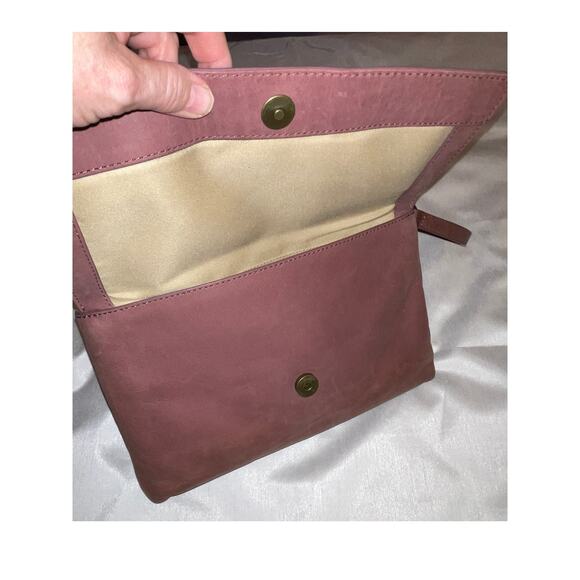 Lucky Brand Crossbody Purse -‎ In a Beautiful Maroon Color - So many pockets! - Picture 6 of 14